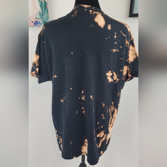 💀🌈 Gildan tie dye bleached black tee with skull raimbow unisex vinyl - Picture 8 of 10